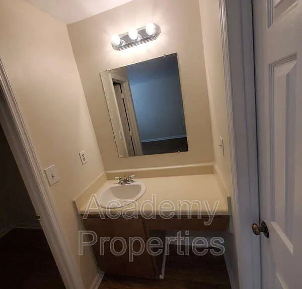 200 Sheraton Ct — Photo 8