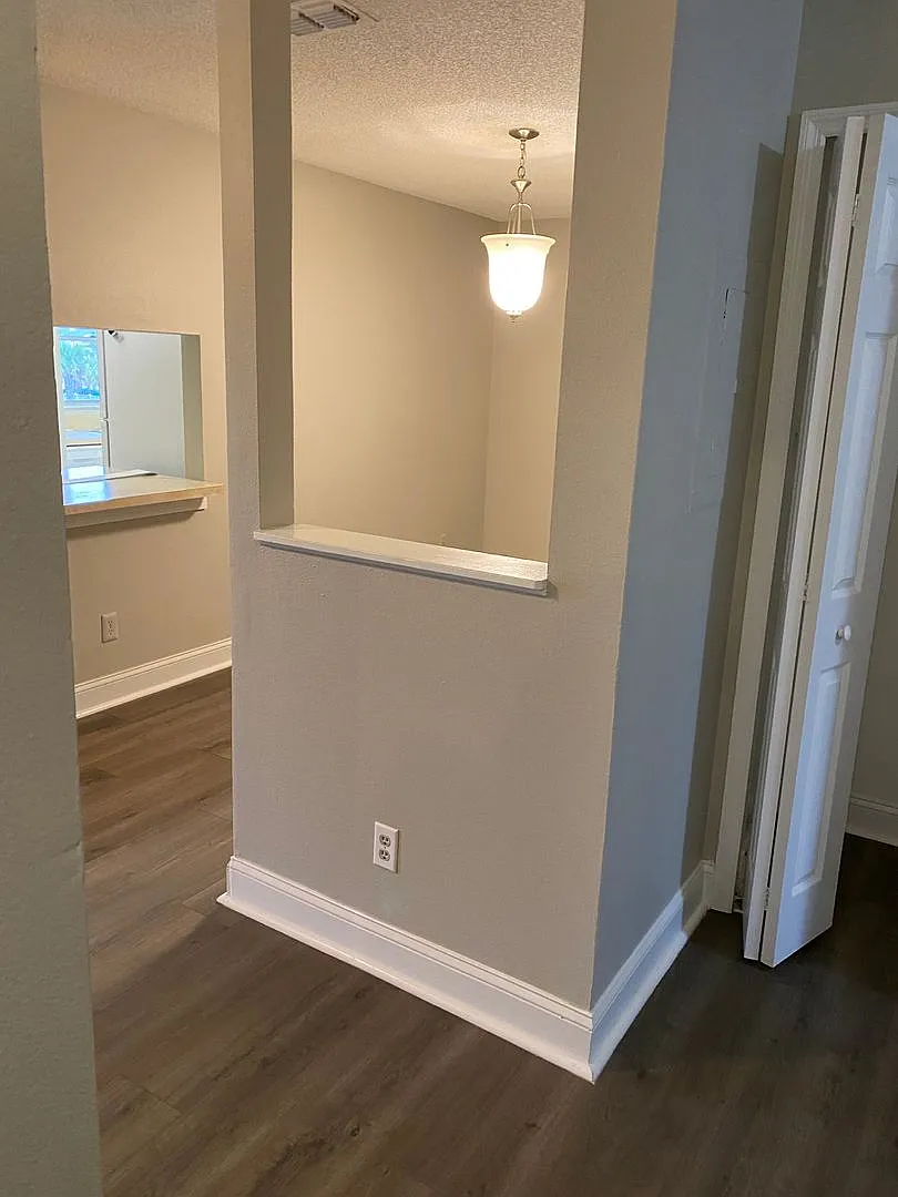 Price Reduce 2/2 condo in Pershing point Lake view — Photo 3