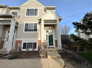 463 Cary Woods Cir, Cary, IL 60013