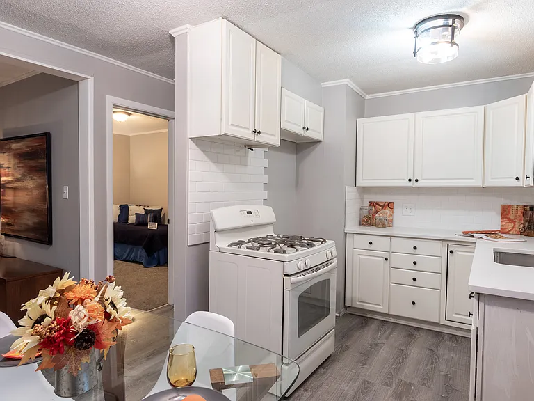 2060 Winewood Dr — Photo 2