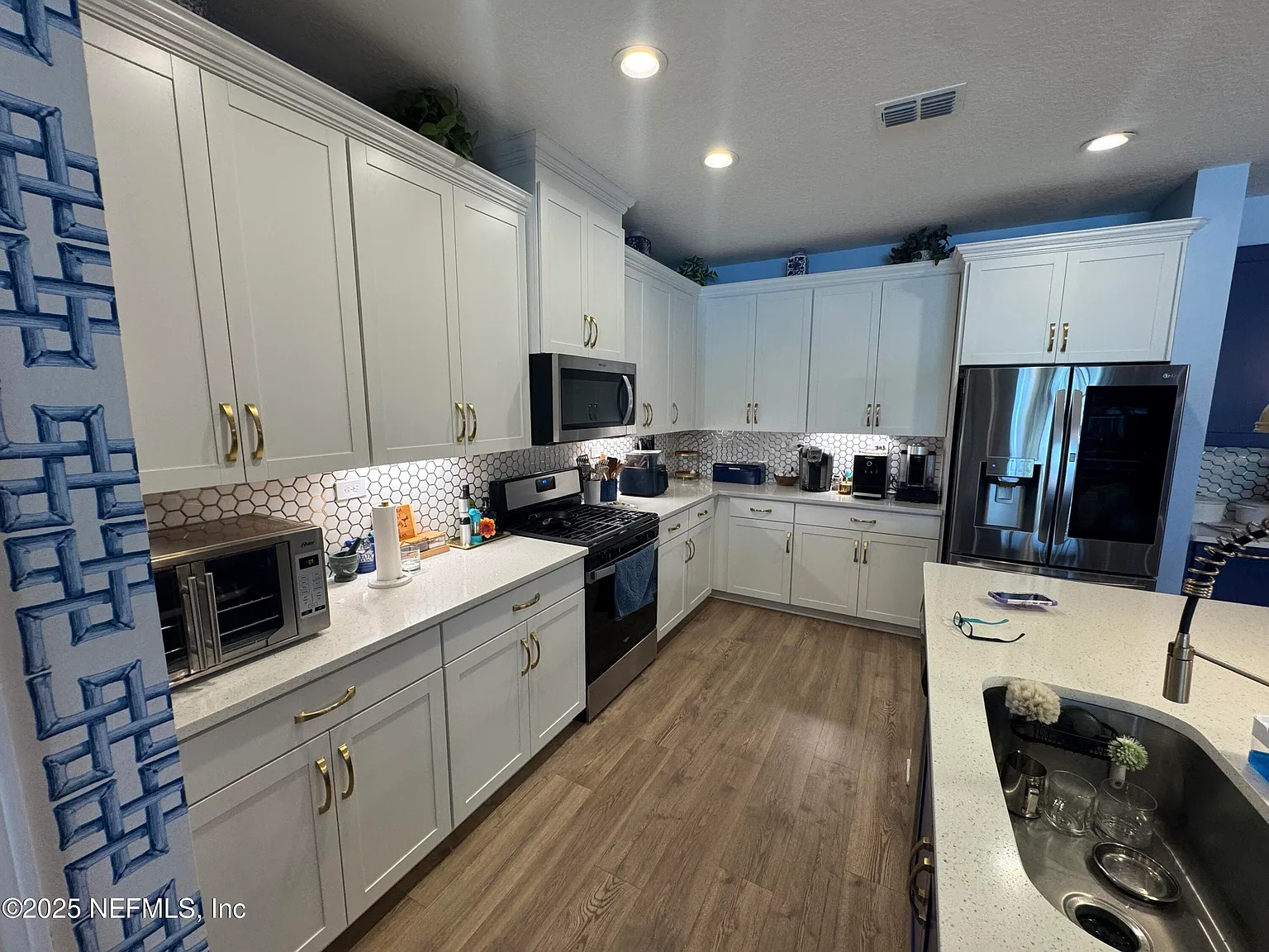 3 bed, 2.5 bath, 1994 sqft, $2,800 — Photo 2