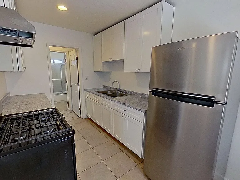 619 E Walnut St — Photo 6