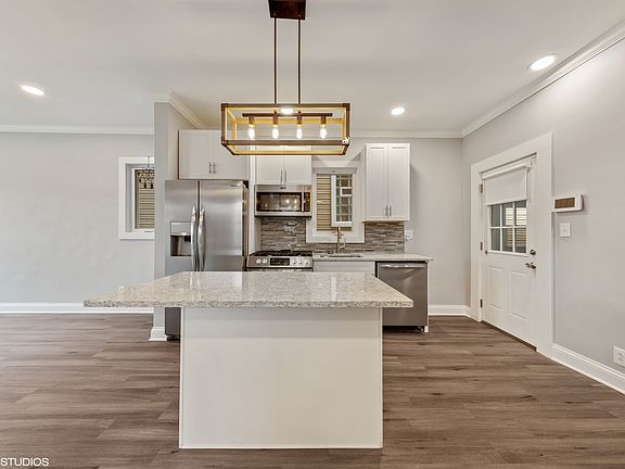 5th image of 466 N Artesian Ave