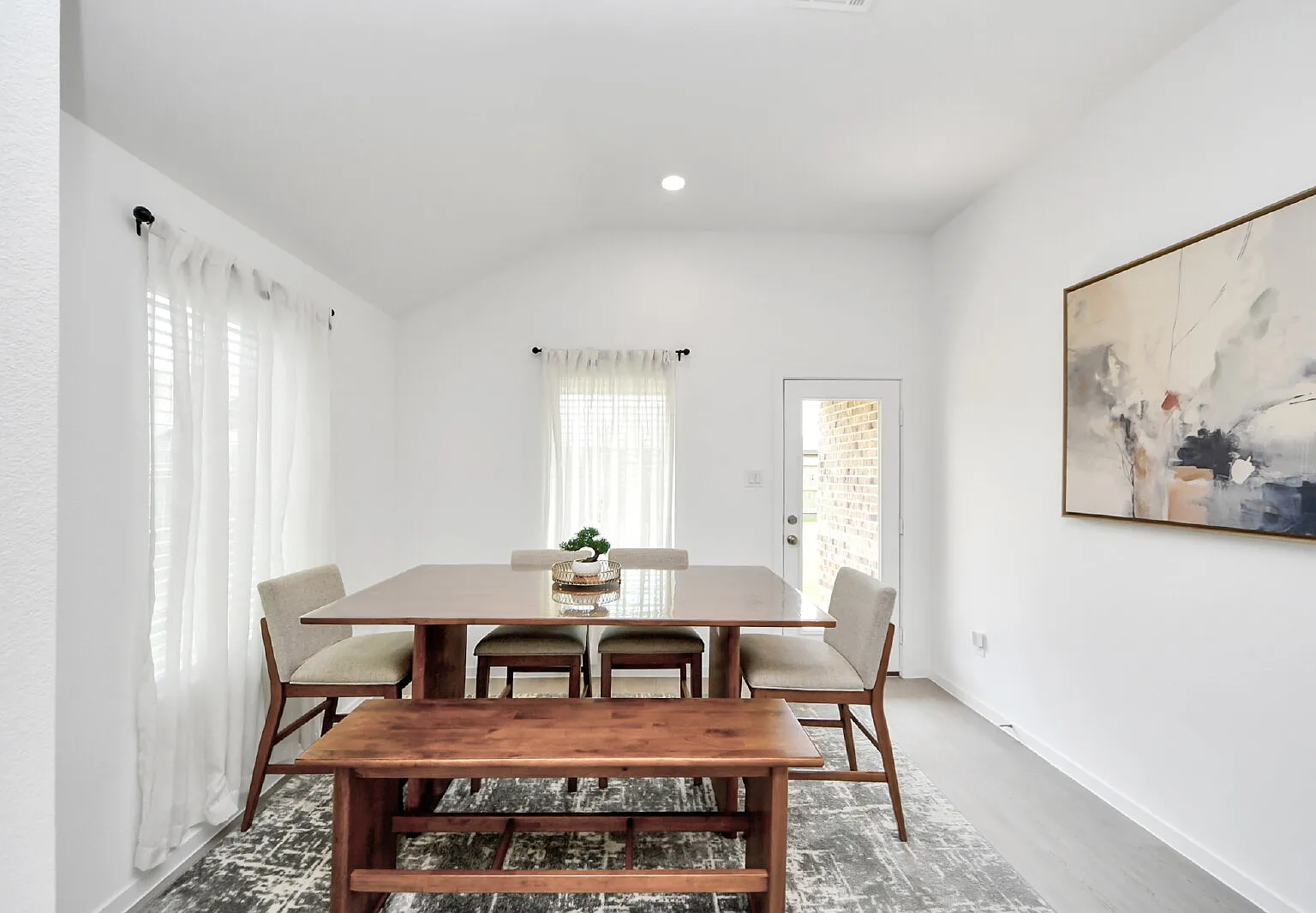 3 bed, 2.0 bath, 1600 sqft, $2,200 — Photo 4