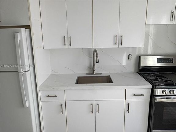 4th image of 7-3200 Mary St #7