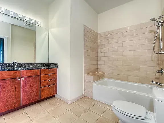 2417 W Erie St #201 — Photo 9