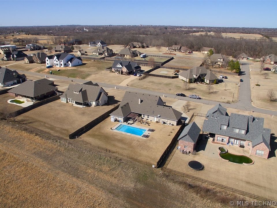 2nd image of 2005 E Woodland Cir