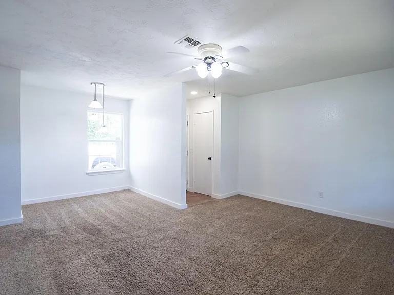 905 SE 14th St — Photo 10