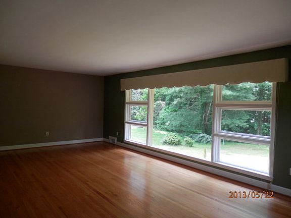 3rd image of 719 Beverly Way
