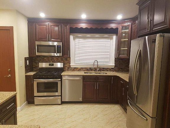 2nd image of 6572 Ellwell Cres #1