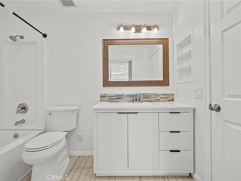 22117 Burbank Blvd #5 — Photo 36