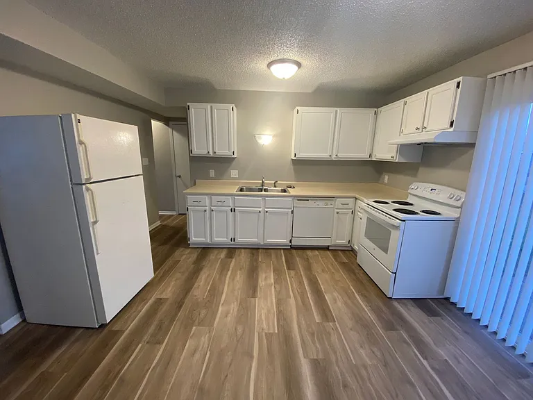 2120 E Caulder Ave — Photo 4
