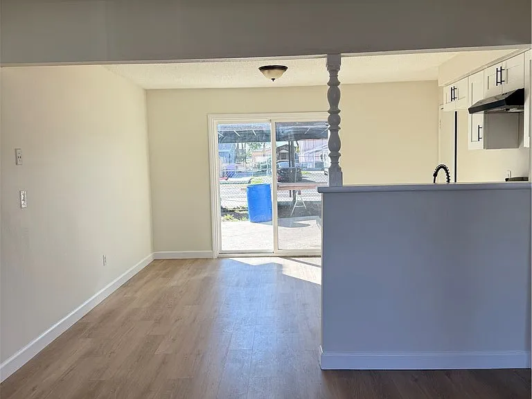 558 S Benjamin St — Photo 8