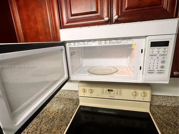 10975 SW 107th St APT 202, Miami, FL 33176