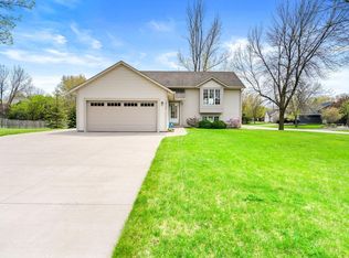 18755 39th Ave N, Plymouth, MN 55446