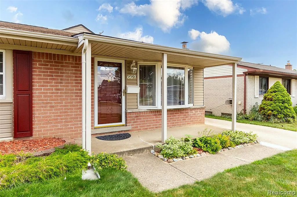 3 bed, 1.0 bath, 2249 sqft, $2,400 — Photo 3