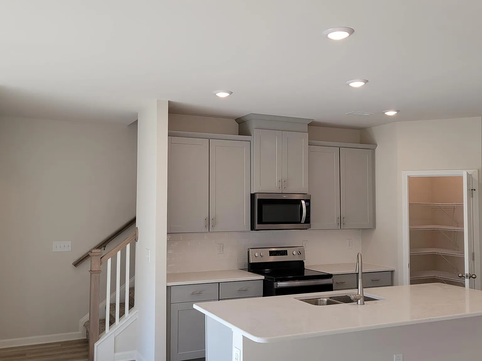 3 bed, 2.5 bath, 1892 sqft, $1,999 — Photo 2