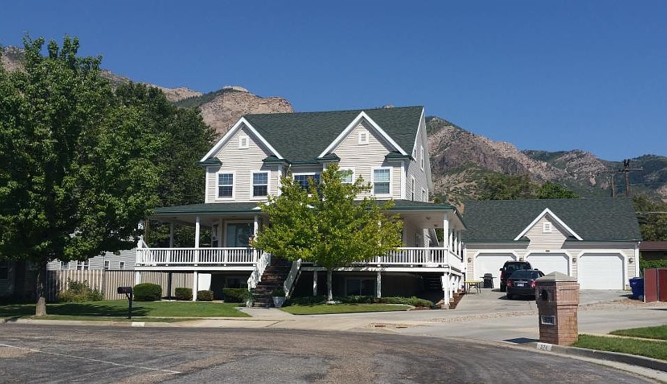 Front view of home.