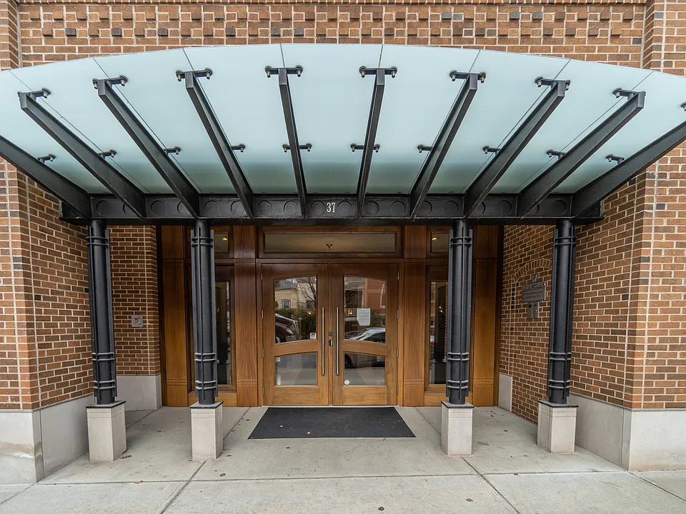 37 Henry St #401