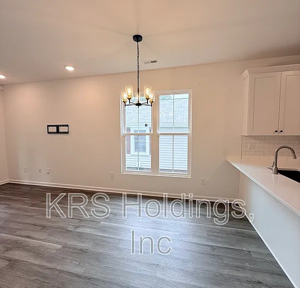1420 Maplewood Dr #C — Photo 4