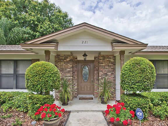 3rd image of 221 W Cumberland Cir