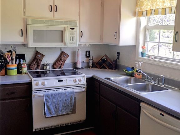 3rd image of 1854 Cottingham Ct