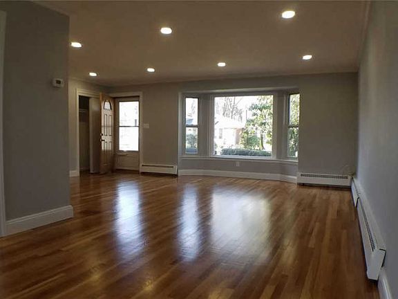 4th image of 26 Eastfield Ln #26