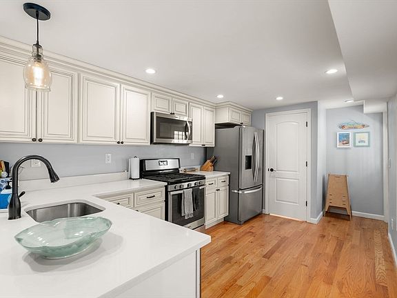 3rd image of 25 Monmouth St