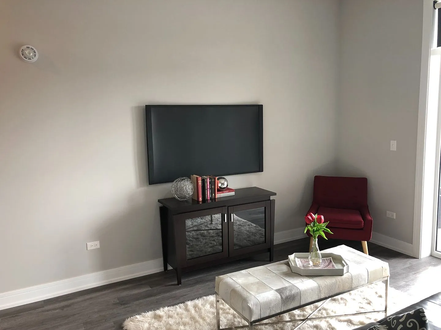 West Lakeview 1 Bed / 1 Bath - Top Floor - Available July 9th! — Photo 3