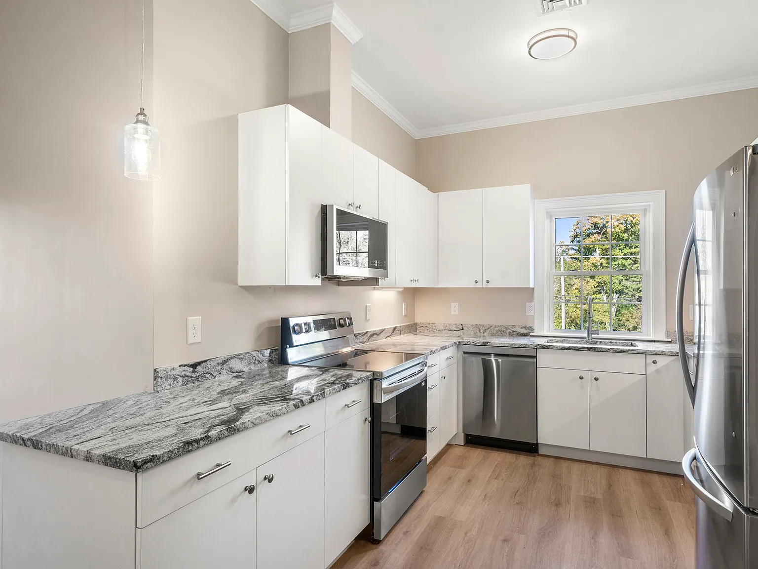 2 bed, 961 sqft, $2,975 — Photo 3