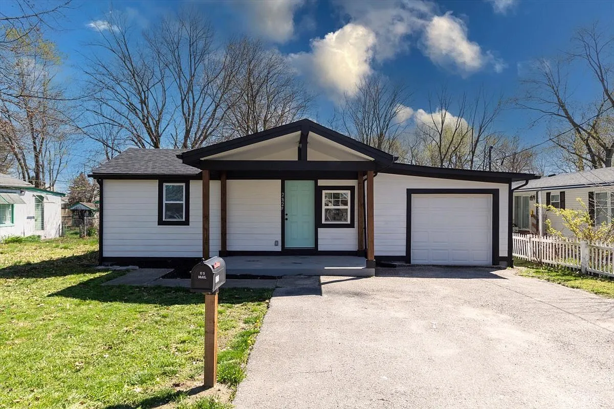 2829 W Ray St photo 1