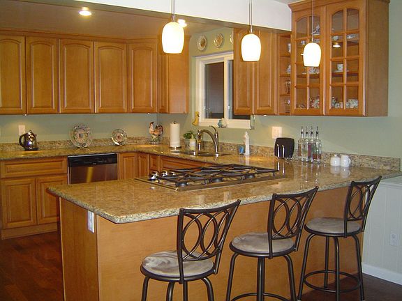 Kitchen with eat-in bar