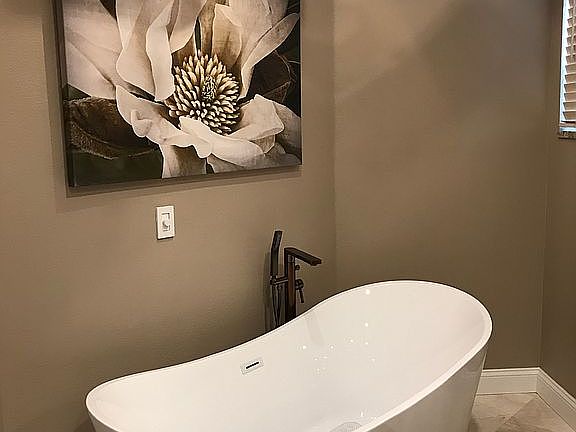 Freestanding tub