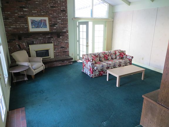 Rec/ LIving Room Pool Doors
