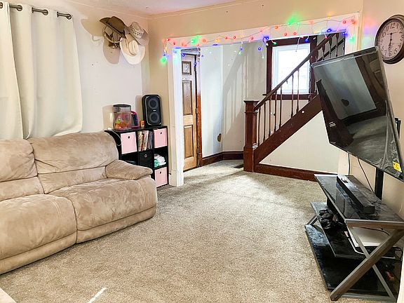 3rd image of 910 Main St