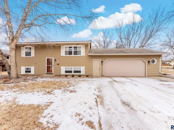 205 E Patrician Dr, Brandon, SD 57005