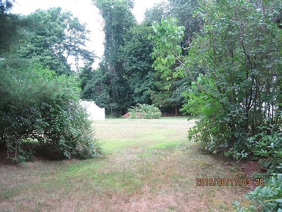 3rd image of 2 Heritage Hill Dr