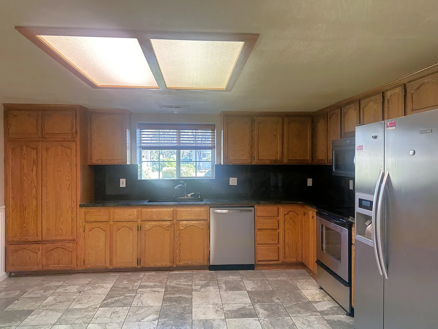 3 bed, 1900 sqft, $2,250 — Photo 2