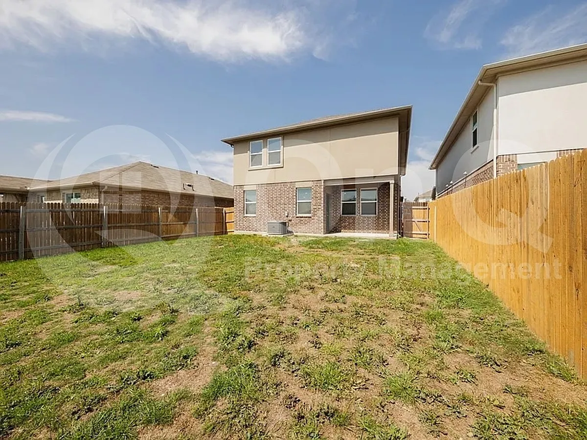 4 bed, 1.0 bath, 2220 sqft, $2,200 — Photo 4