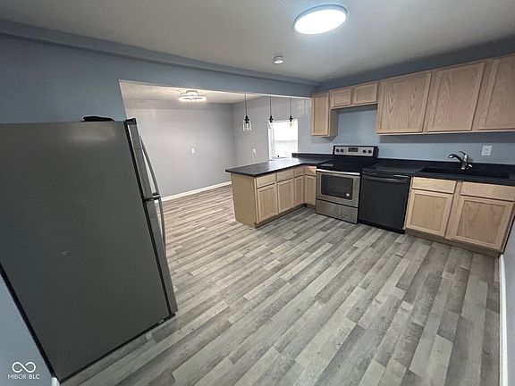 3rd image of 2729 S Lyons Ave