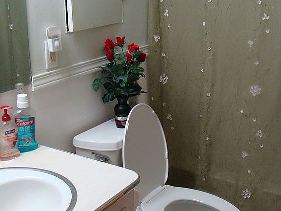 bathroom with tub/shower