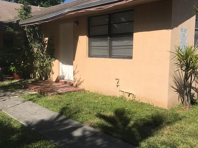 1008 SW 8th St — Photo 2