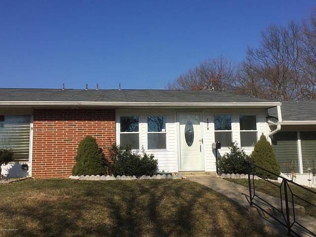 1st image of 547B Sheffield Ct