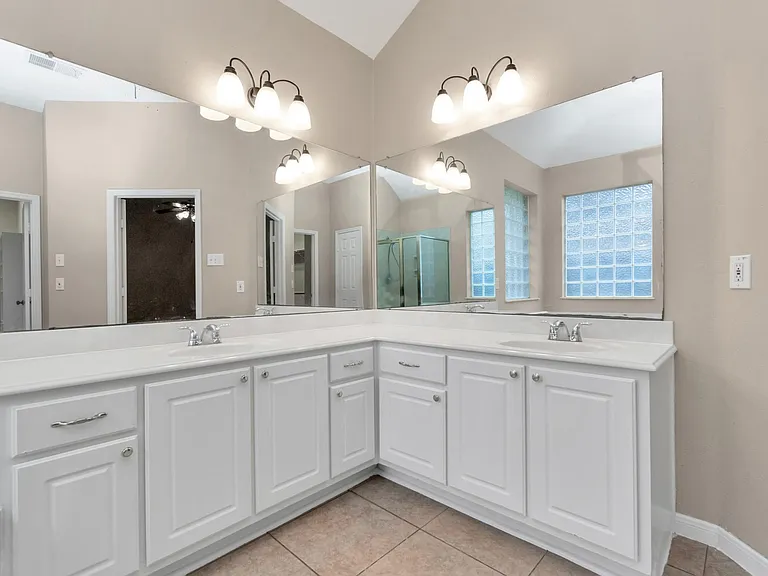 1915 Crescent Oak Dr — Photo 33