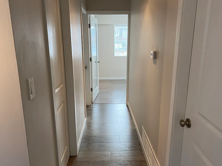 102 King Edward Ave E — Photo 20