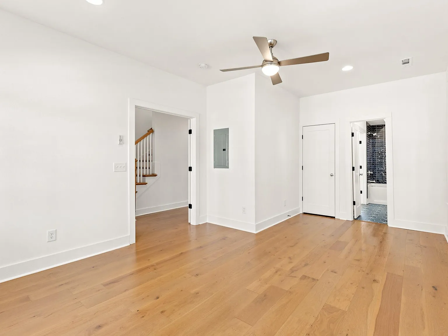4 bed, 3.5 bath, 2366 sqft, $3,900 — Photo 3