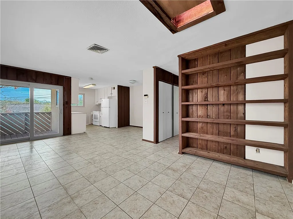 3 bed, 1.5 bath, 2342 sqft, $1,350 — Photo 4