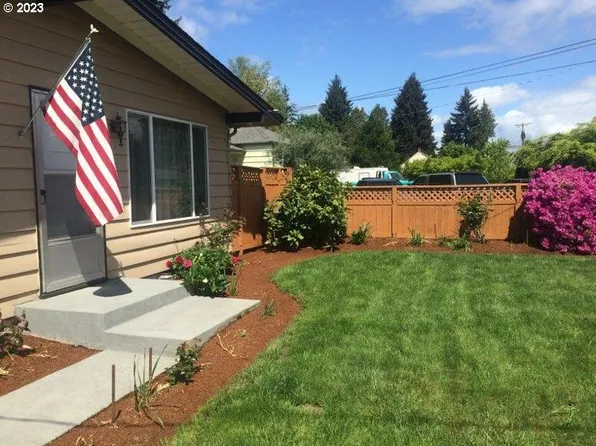 1098 Maple Dr, Eugene, OR 97404