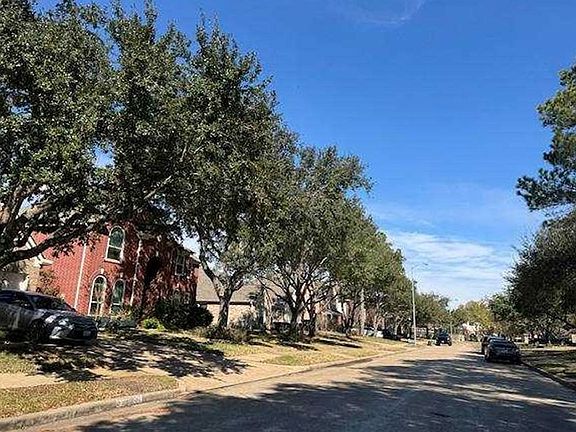 Exterior Neighborhood (street photo)
