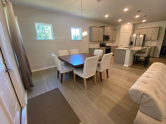 Spacious dinning room - can fit a very large table